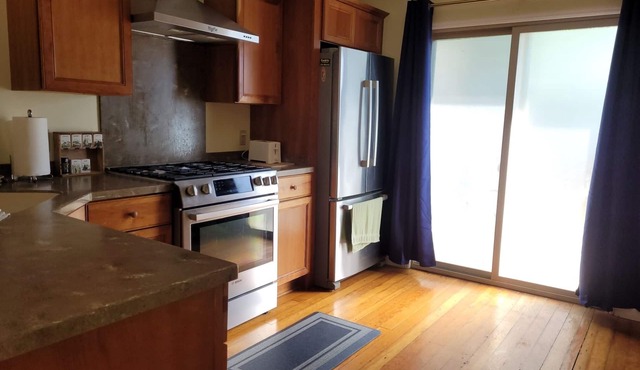 Fenced Yard, Pet Friendly, Cozy Cottage , Great Kitchen, Short Walk to Cal Poly