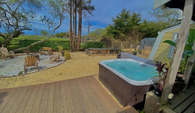 Ferndale Retreat! Entertaining house with Hot-tub, back yard, & BBQ.