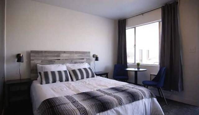 Fillmore Lodge: Private Queen Room, Lowest Price!