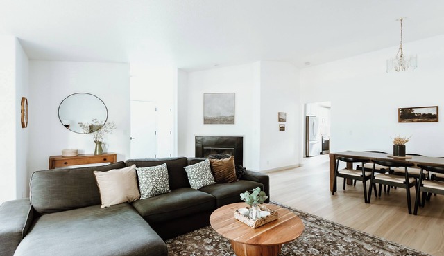Flash Deal! Modern Family Retreat 3BR Single Story Large Yard Newly Furnished