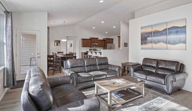 Four Seasons Retreat - Fun! Hot Tub, Garage Game Room, Fenced Yard
