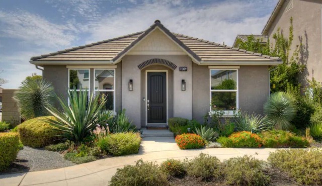 Fresno House| Garage| Copper Garden Retreat: 3/2!