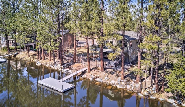 Fully furnished Waterfront retreat! Deck, Hot tub.