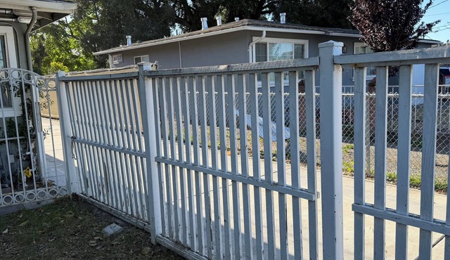 Gated 2-bedroom house in central Fremont with refreshing AC and parking garage