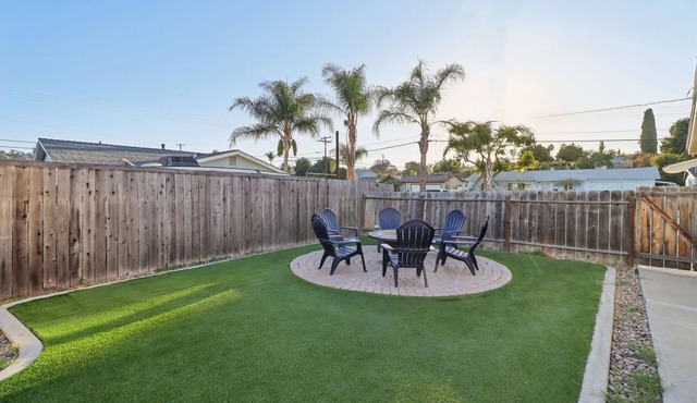 Gated Yard, King Bed, 2 Living Rooms, Ranch Style