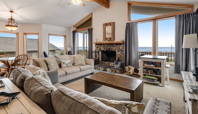 Gem W/ Ocean Views, Easy Beach Access, Shared Pool, Exercise Room, & Free WiFi!