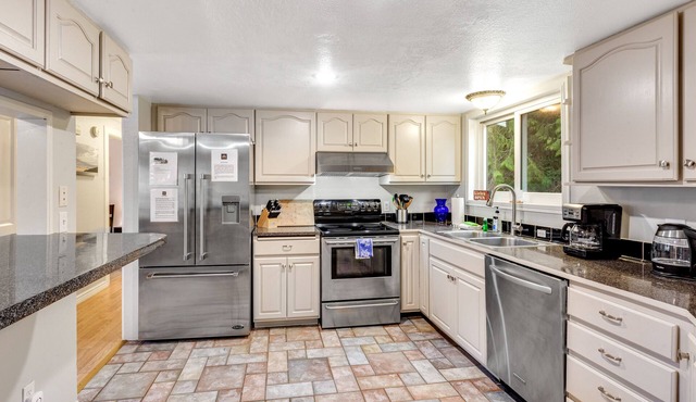 Getaway with large deck, play area, enclosed yard & game room - near Lone Lake