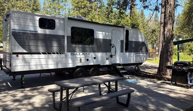 Glamping - King Bed - Walk to Town - Near Meadow