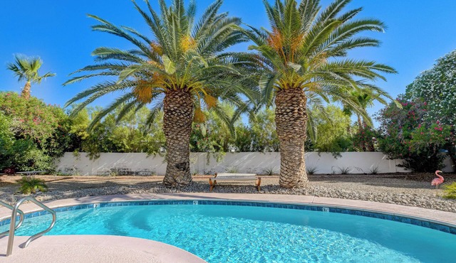 GOLDEN ERA VINTAGE BEAUTY, 3BD/2BTH w/Pool + Spa + Gorgeous Jetted Tub