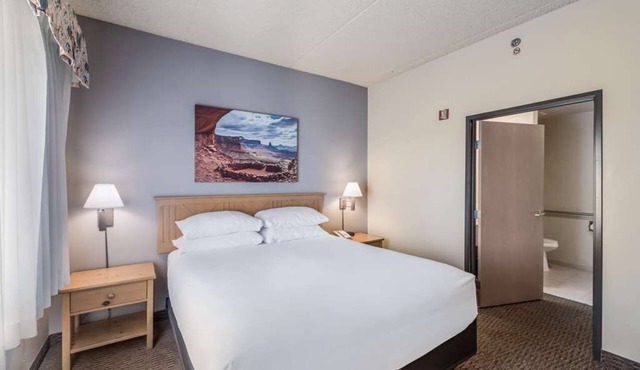 Goodyear Getaway | Free Breakfast, Parking, Outdoor Pool | Pets Are Welcome!