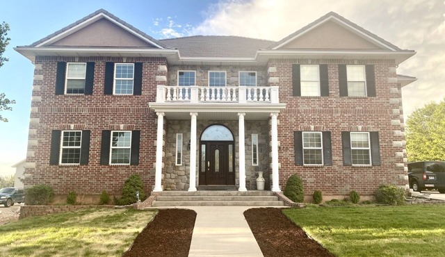 Gorgeous 8-Bedroom Mansion with Private Pool in Cedar City