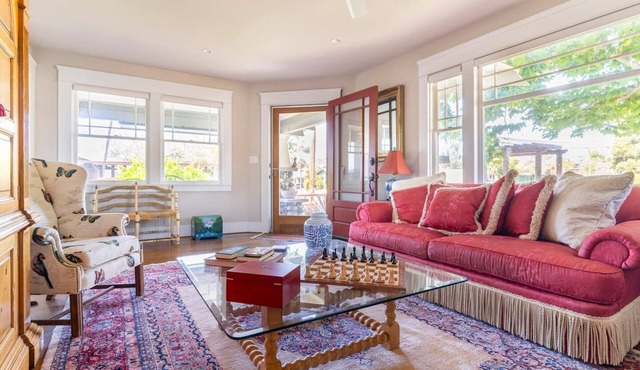 Gorgeous Cozy Eclectic Craftsman House. Minutes to Downtown. Best Location!