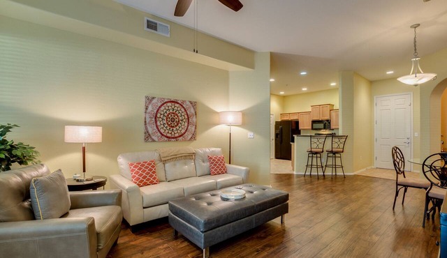 Ground Floor Condo next to Pool and Spa! 30 Night Min.
