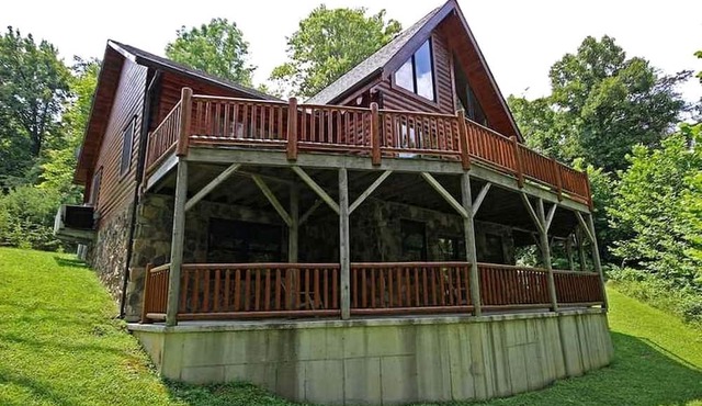 Group Spacious Cabin with Hot-Tub and Picnic Areas in Ohio