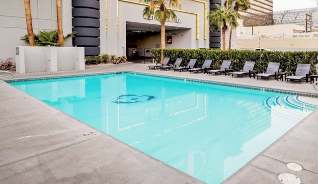 Group Vacation! 2 Modern Units, Casino, Pool, FREE Parking
