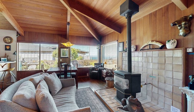 Gualala 1BR + loft home with partial ocean views — walk to town