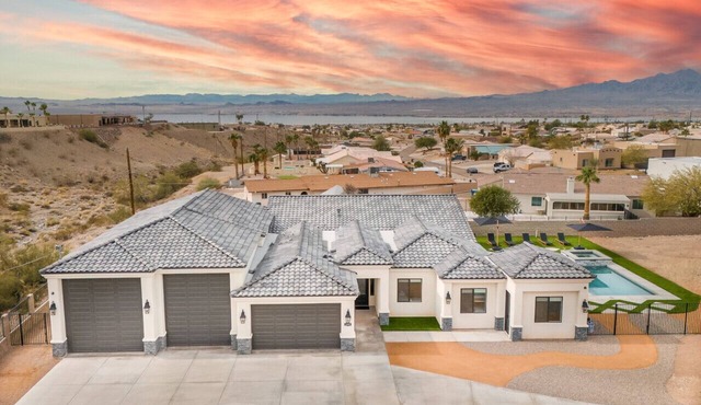 Havasu Modern Escape: Luxury Pool/Spa + RV Garage