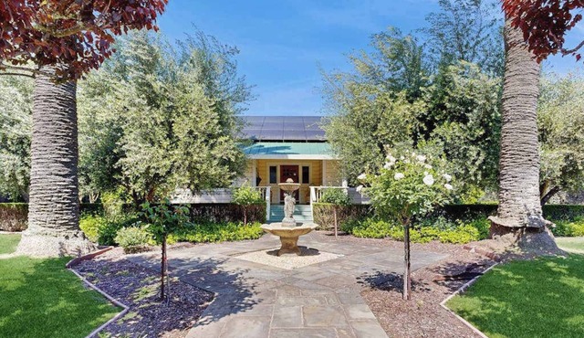 Healdsburg Dog-Friendly Vineyard Farmhouse and Hot Tub