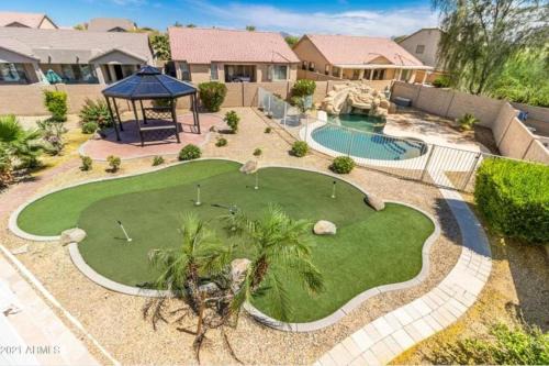 Heated Pool Mini Golf Huge Backyard King Bed
