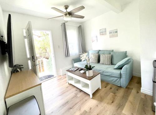 Hidden Gem with Hot Tub and Parking - 4 Guests