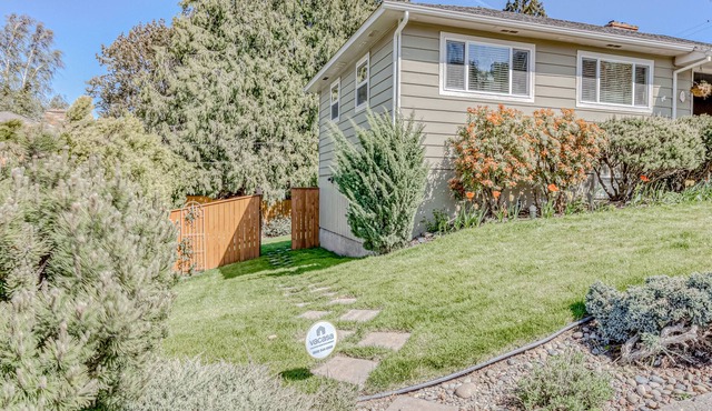 Hideaway with enclosed yard, central AC, and free WiFi