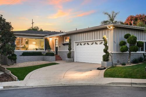 Hills Hideaway by CoastVH - Luxury Midtown 3br