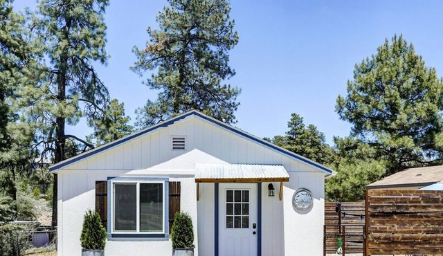 Hillside Hideaway Centrally Located Cottage, Close to Trails, Lakes & Town