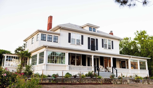 Historic 5 Bed Farmhouse Retreat in Sonoma Hills