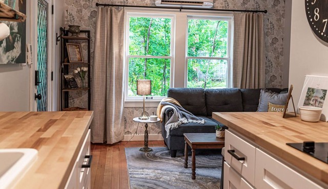 Historic Aubrey Cottage Duplex Walk to Downtown