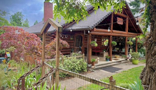 Historic log cabin home. 5 minutes walk into Jacksonville! Host on property.