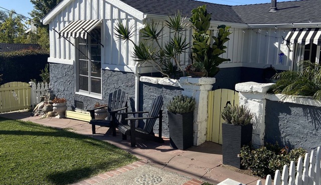 Historic Seahorse Cottage - just blocks from beach