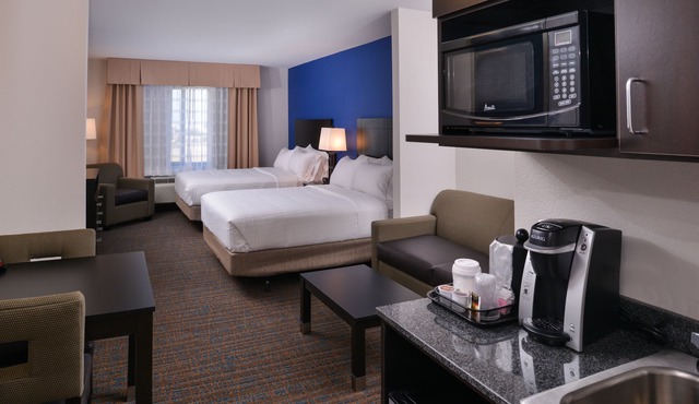 Holiday Inn Express & Suites Bakersfield Airport by IHG