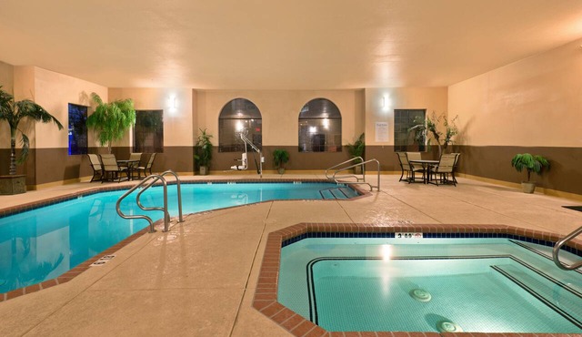 Holiday Inn Express Show Low by IHG