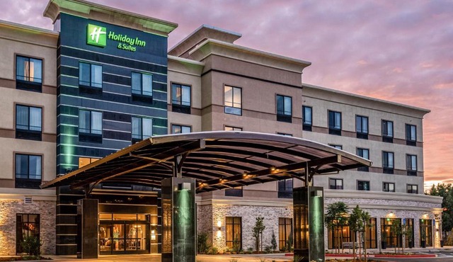 Holiday Inn & Suites Silicon Valley - Milpitas by IHG
