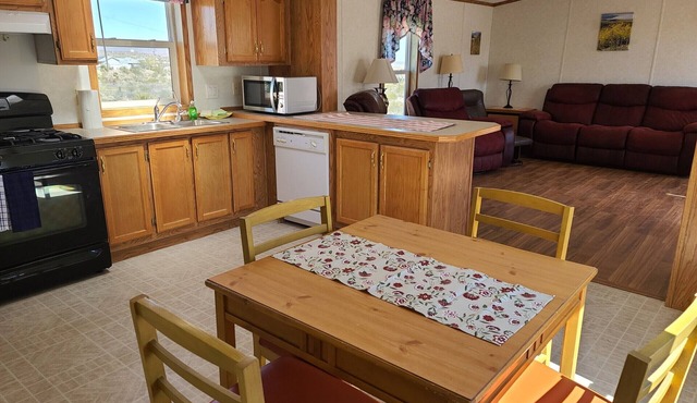 Home by Lake Mead and Grand Canyon West, beautiful & majestic country, sleeps 7