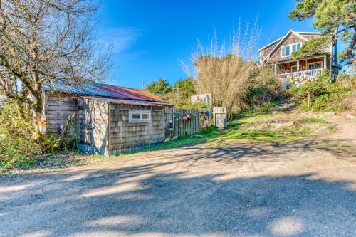 Home with Guest Cottage & Private Hot Tub - Close Beach Access Dogs OK