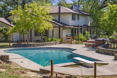 Honey Run K/Suite: Pool-HotTub-Private Lake Escape