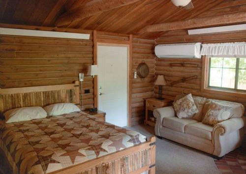 HONEYSUCKLE - Rustic cabin for 2 in Oak Creek Canyon
