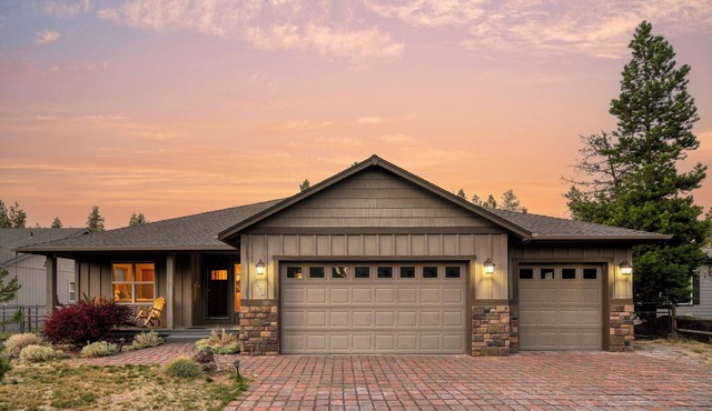 Hot Tub, Air Hockey, Foosball, Deck Lounge | Near Sunriver & Mt. Bachelor Skiing