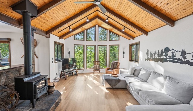 Hot Tub Cabin w/Sauna + Game Room