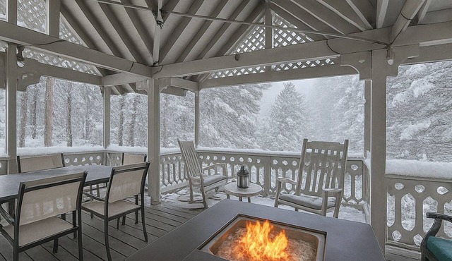Hot Tub, Fire Pit & Private Hilltop Gazebo
