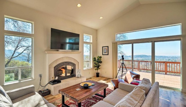 Hot Tub & Mtn Views: Peaceful Columbia Retreat!
