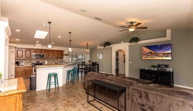 HOT TUB . SPACIOUS . PETS . CENTRAL . BOAT PARKING