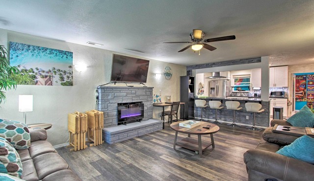 Hot Tub & Theater Room: Tropical Springfield Home