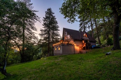 Hygge Haus Sequoia - Large Private Cabin w Views