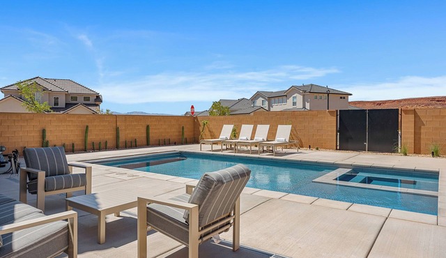 Hygge House: 3 King Suites, Pickleball, Patio + Bbq