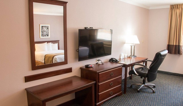 Indio is Incredible - Day Inn By Wyndham - 2 Queen Bed room for Coachella