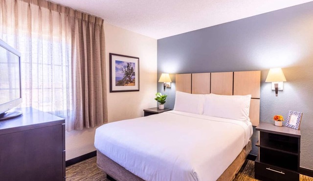 Indulge in Home Like Comfort! Spacious 1BR w/Full Kitchen! Pets are Welcome