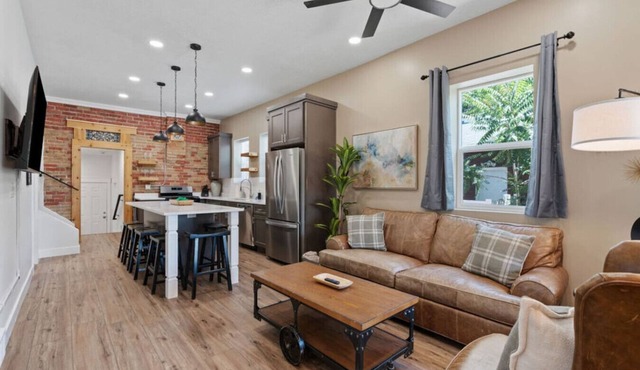Industrial Modern Getaway -Hot Tub -Exposed Brick