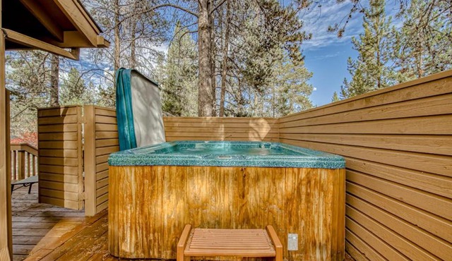 Inviting Updated Sunriver Home in Great Location with Large Deck Private Hot Tub